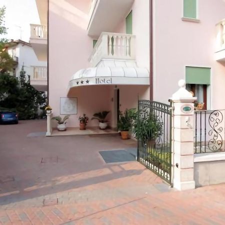 Nice Hotel Местре Екстериор снимка