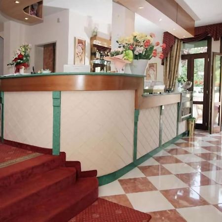 Nice Hotel Местре Екстериор снимка
