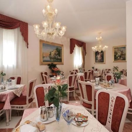 Nice Hotel Местре Екстериор снимка