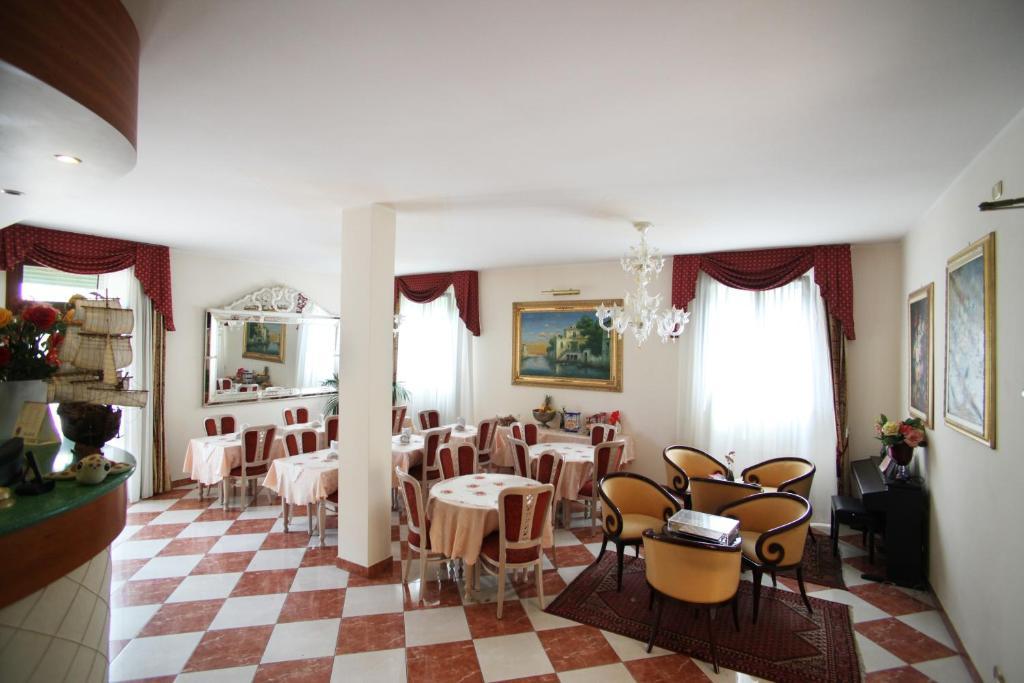 Nice Hotel Местре Екстериор снимка