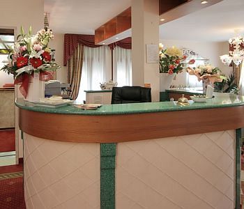 Nice Hotel Местре Екстериор снимка