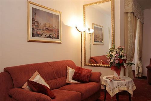 Nice Hotel Местре Екстериор снимка