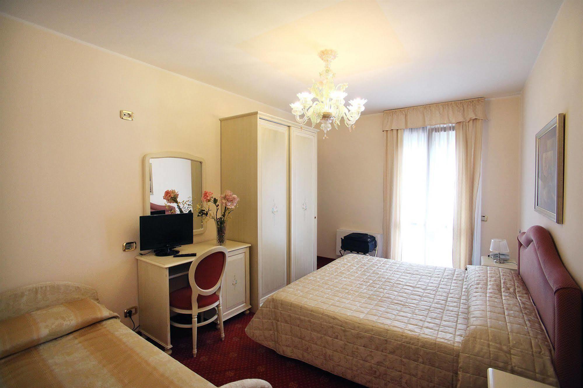 Nice Hotel Местре Екстериор снимка