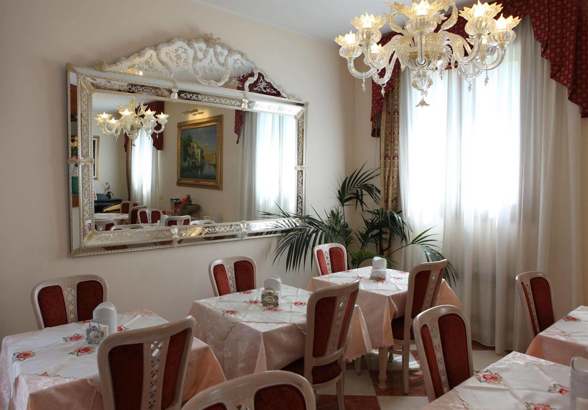 Nice Hotel Местре Екстериор снимка
