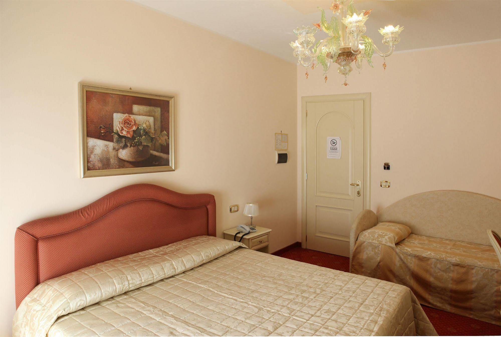 Nice Hotel Местре Екстериор снимка