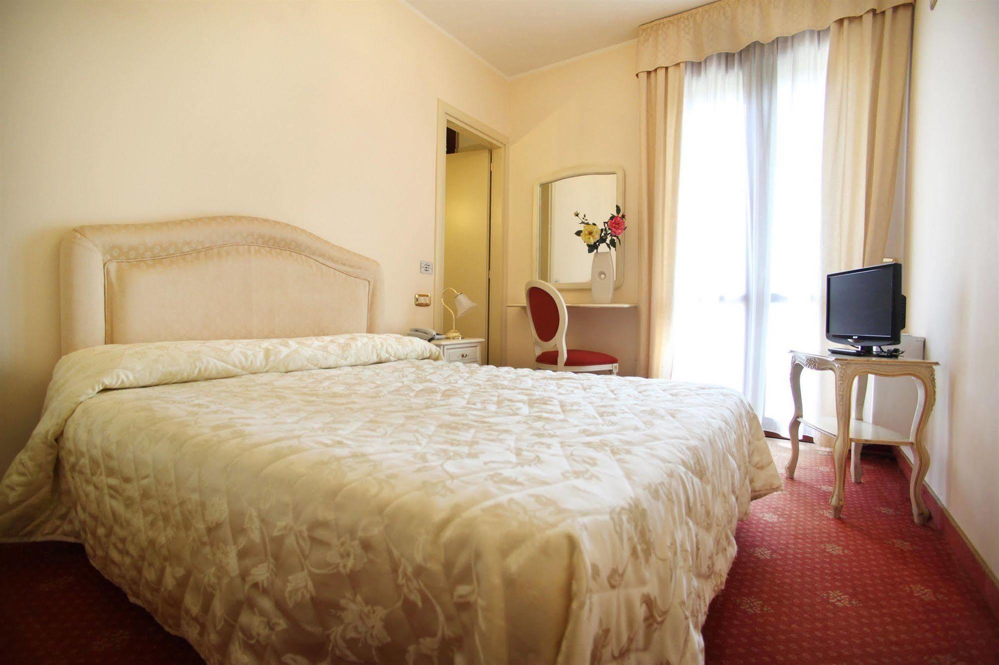 Nice Hotel Местре Екстериор снимка