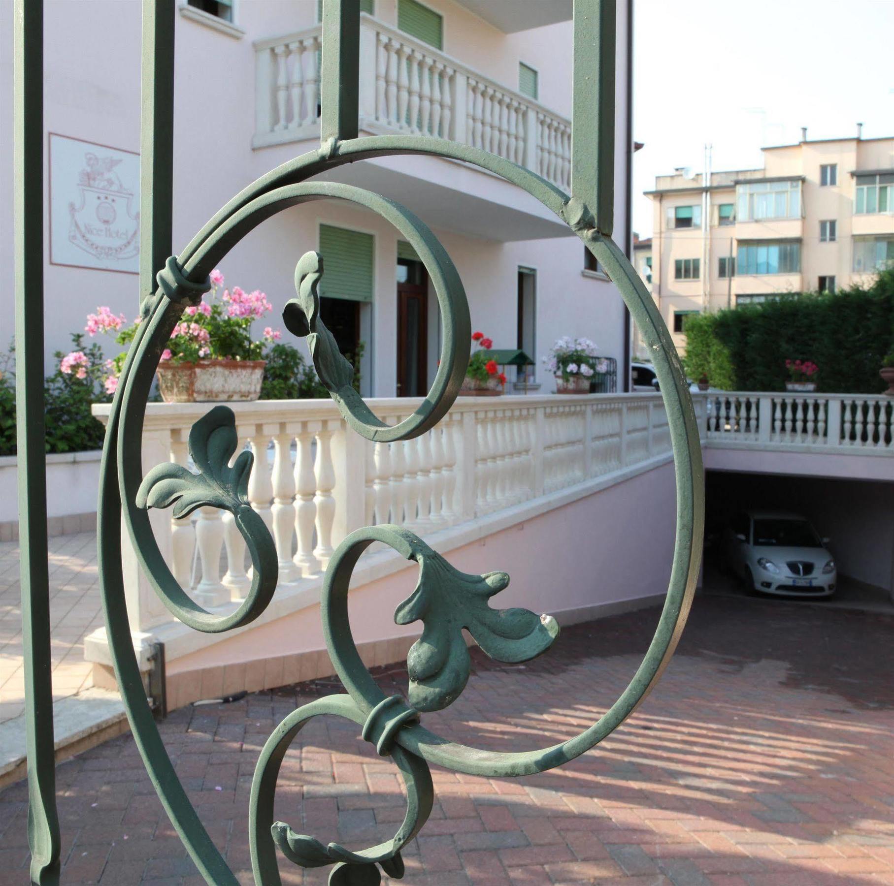 Nice Hotel Местре Екстериор снимка
