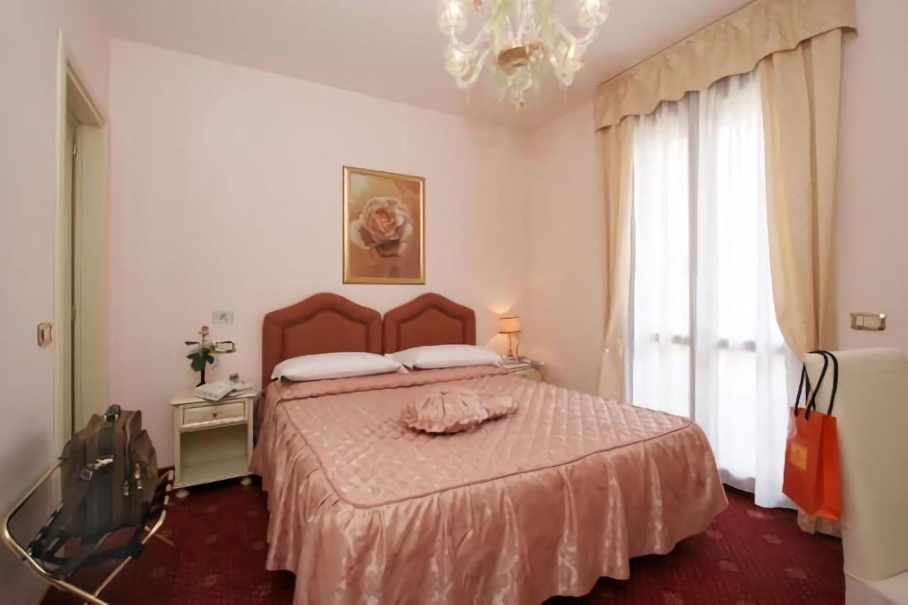Nice Hotel Местре Екстериор снимка